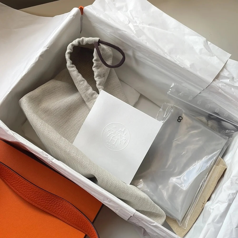 Hermès
Lindy leather handbag
Never worn
Orange, Leather - Picture 9 of 13